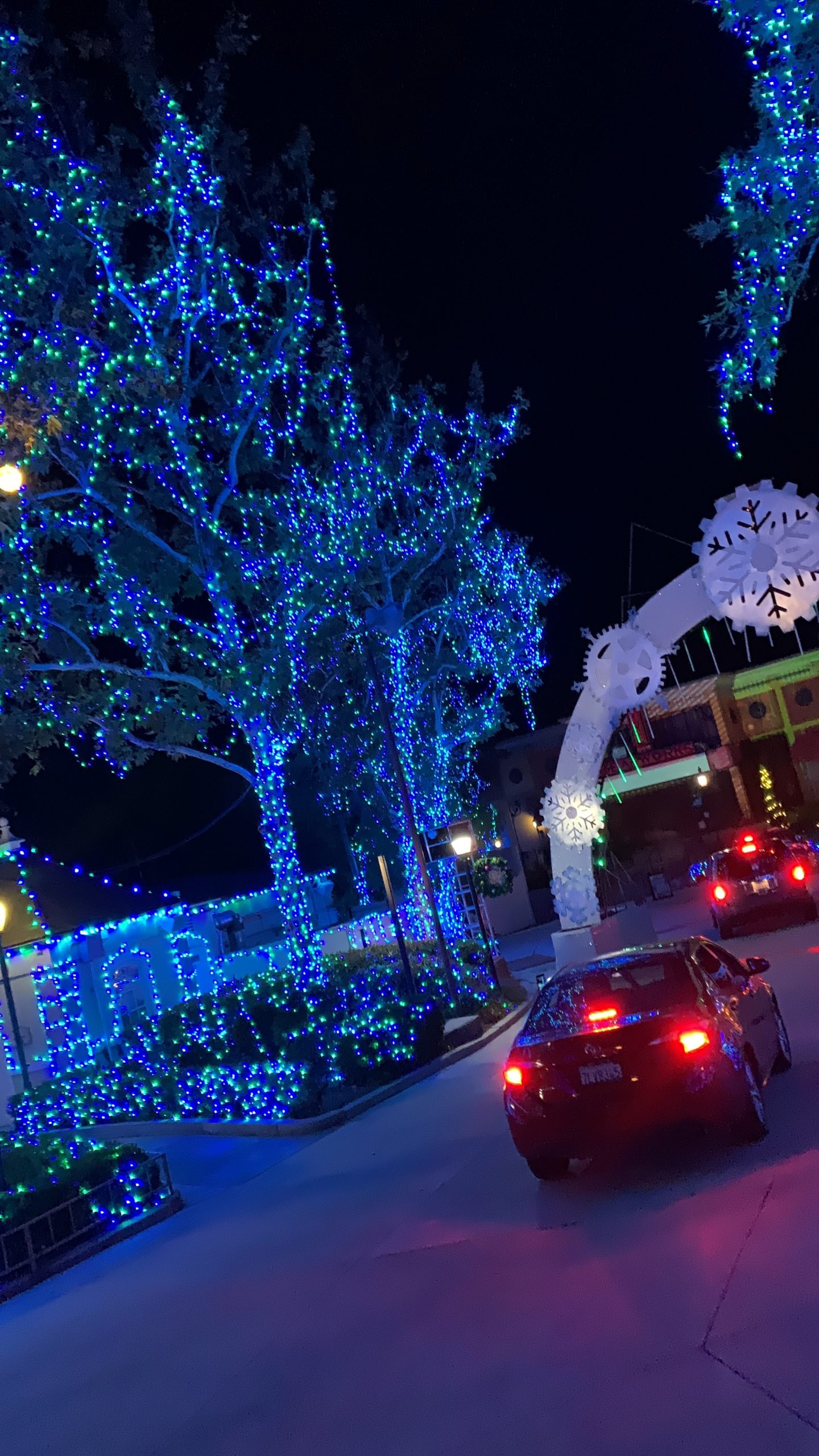 Six Flags Holiday In The Park Drive-Thru Experience – Christmas Lights Los Angeles